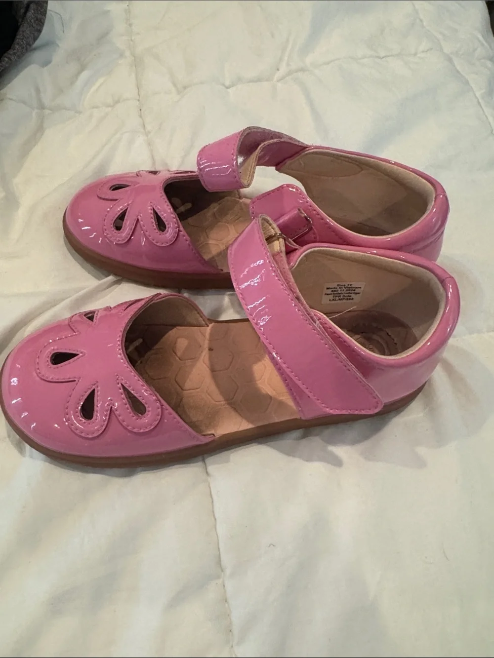 Livie & Luca Pink Patent leather Mary Jane Sandals with Cutout Flower excellent